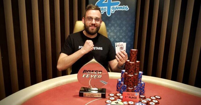 Poker Fever CUP Bartosz Flisiewicz (zdjęcie zwycięzcy turnieju, który pozuje z pucharem)