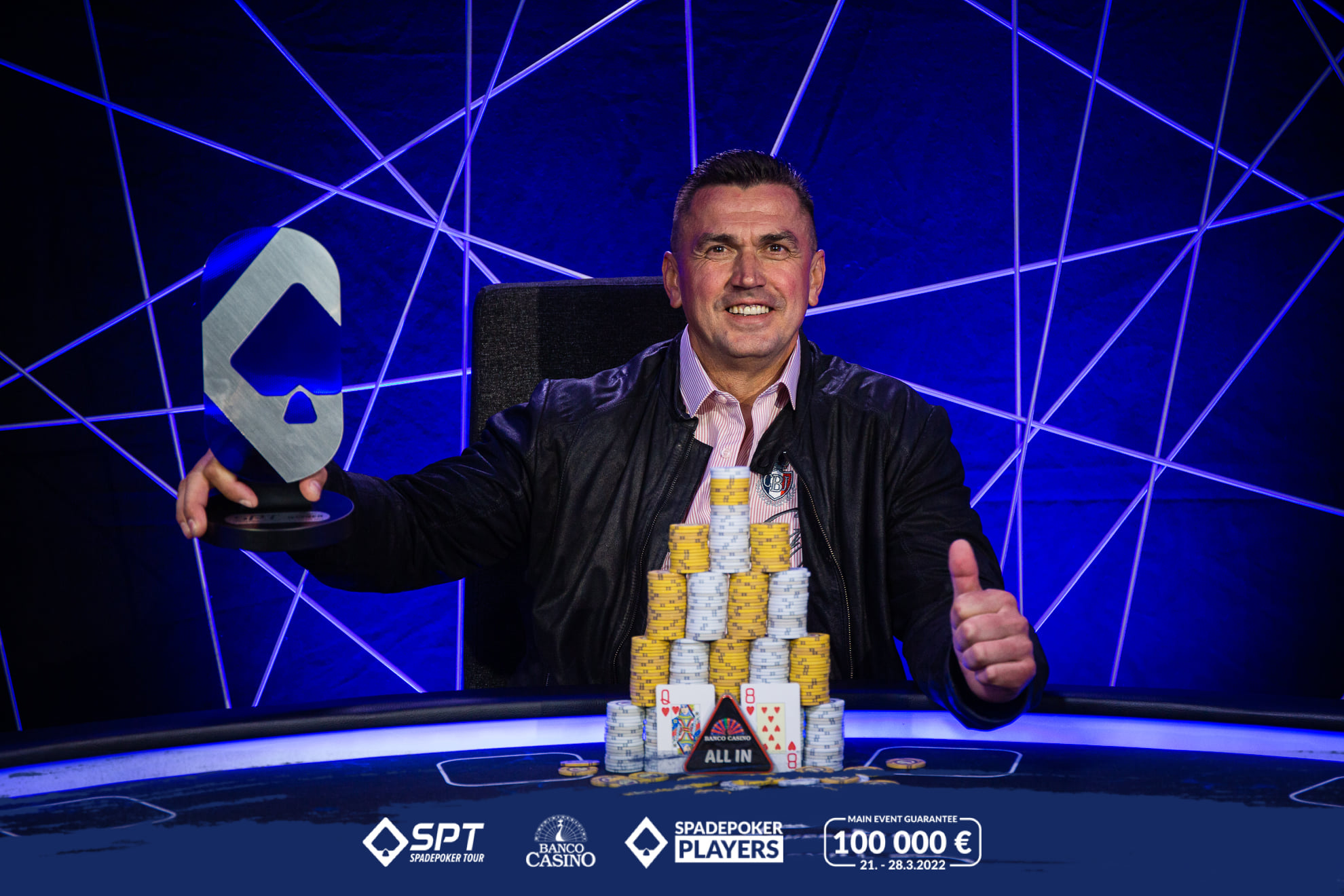 Spade Poker Tour Patrik Kunik (zdjęcie zwycięzcy turnieju z pucharem)