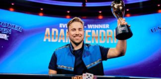 US Poker Open 2022: Adam Hendrix wygrywa event #3 US Poker Open 2022 Adam Hendrix (zdjęcie przedstawia zwycięzcę eventu 3. pozującego z pucharem)