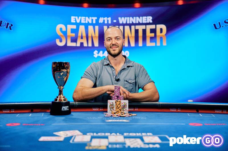 US Poker Open 2022 Sean Winter zwycięzca eventu 11 (gracz pozuje z pucharem po zakończeniu turnieju)