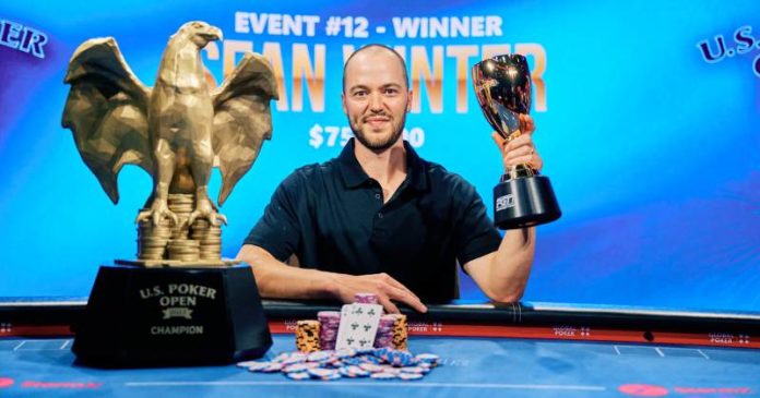 US Poker Open Sean Winter US Poker Open Sean Winter (gracz pozuje do zdjęcia z pucharami za zwycięstwo w finale oraz zwycięstwo w klasyfikacji generalnej)