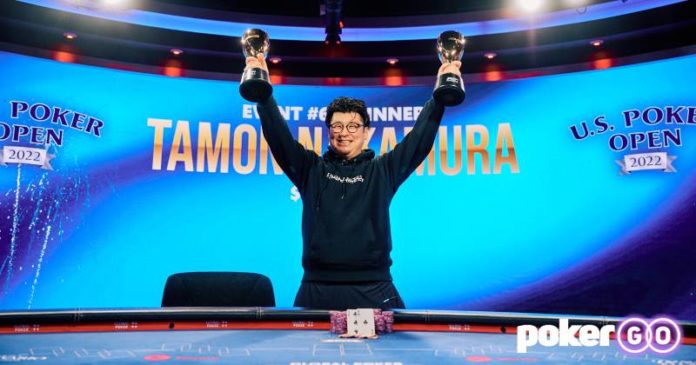 US Poker Open Tamon Nakamura (zwycięzca pozuje z pucharem)