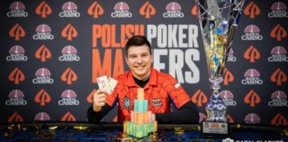 Karol Czoch zwycięża w ME Polish Poker Masters! Polish Poker Masters Karol Czoch (gracz pozuje z pucharem i zwycięskim układem)