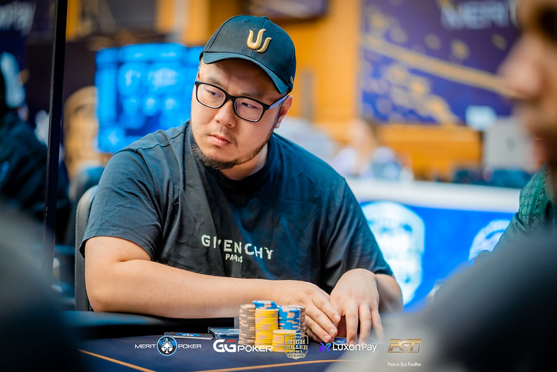 Super High Roller Series Europe Danny Tang (zdjęcie gracza siedzącego przy stole w trakcie 3. eventu serii)