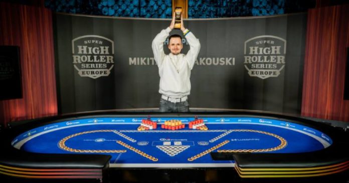 Super High Roller Series Europe Mikita Badziakouski wygrana Super High Roller Series Europe Mikita Badziakouski (gracz pozuje z pucharem za zwycięstwo)