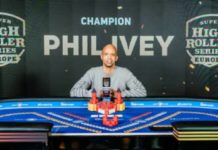 Super High Roller Series Phil Iveym (gracz pozuje do zdjęcia po wygranej)
