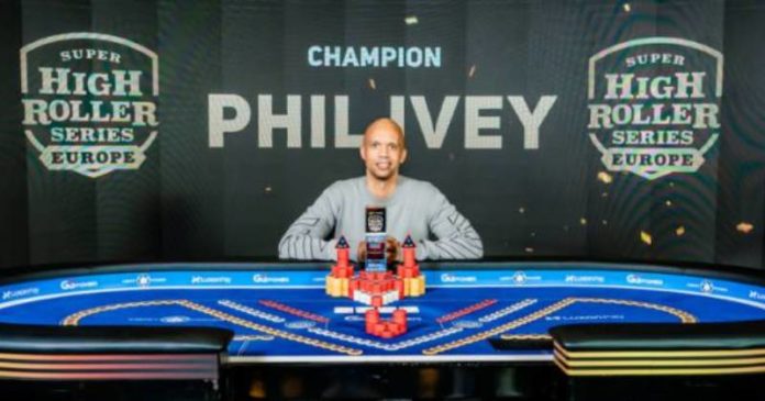Super High Roller Series Phil Iveym (gracz pozuje do zdjęcia po wygranej)