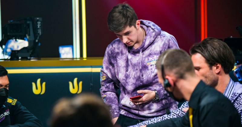 Triton Poker Series Ali Imsirovic (gracz wstaje od stołu po odpadnięciu z gry)