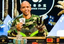 Triton Poker Series Phil Ivey (gracz pozuje z pucharem i zwycięskim układem)