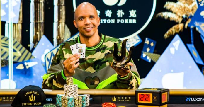 Triton Poker Series Phil Ivey (gracz pozuje z pucharem i zwycięskim układem)