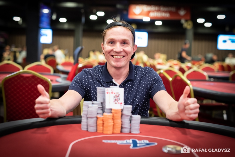 Mateusz Piwowarczyk po zwycięstwie w evencie Win The Button na Poker Fever Series