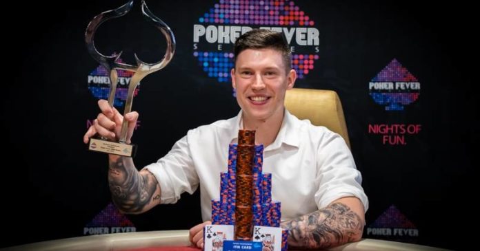 Adam Siwicki z pucharem za zwycięstwo ME Poker Fever Series