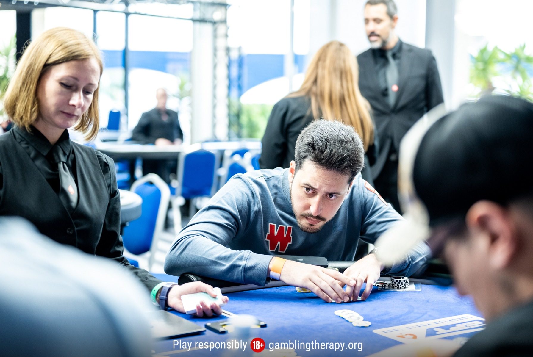 Adrian Mateos przy stole w czasie SHR-a na EPT Monte Carlo