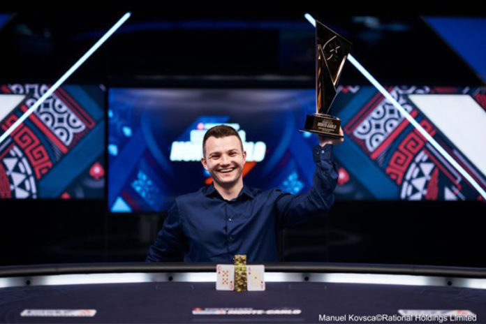 Alex Kulev pozuje z pucharem po zwycięstwie SHR-a na EPT Monte Carlo.