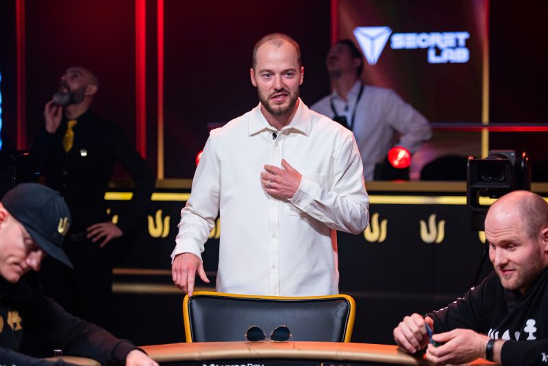 Sean Winter stojący przy stole w czasie ME Triton Poker Cyprus 2023