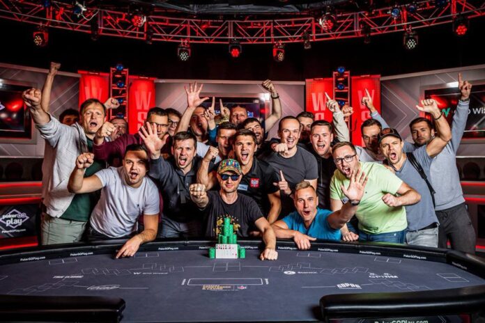 Marcin Horecki z ekipą Marcin Horecki celebrujący swoje zwycięstwo na WSOP w otoczeniu pokerzystów z Polski