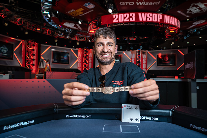 Hassan Kamel z bransoletką mistrzowską WSOP