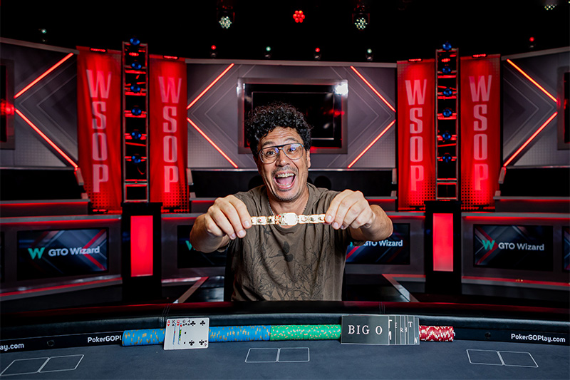 Julio Belluscio - zwycięzca eventu Mixed Big Bet pozuje do zdjęcia z bransoletką