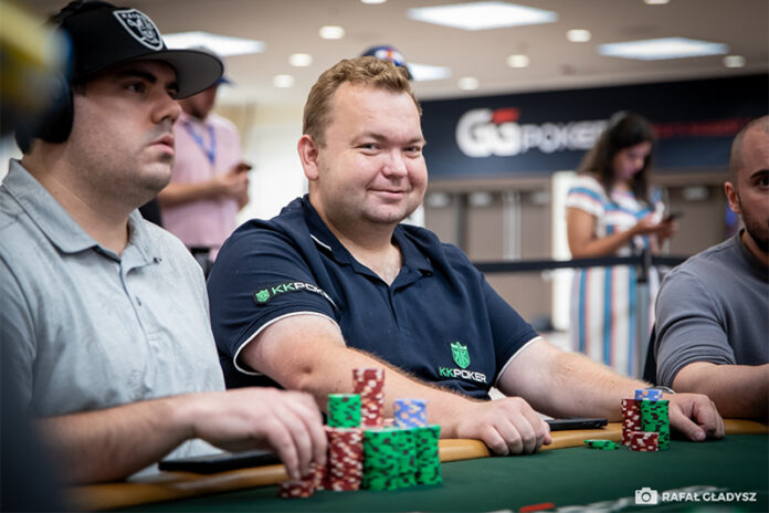 Krzysztof Mielnik siedzący przy stole w trakcie Main Eventu WSOP